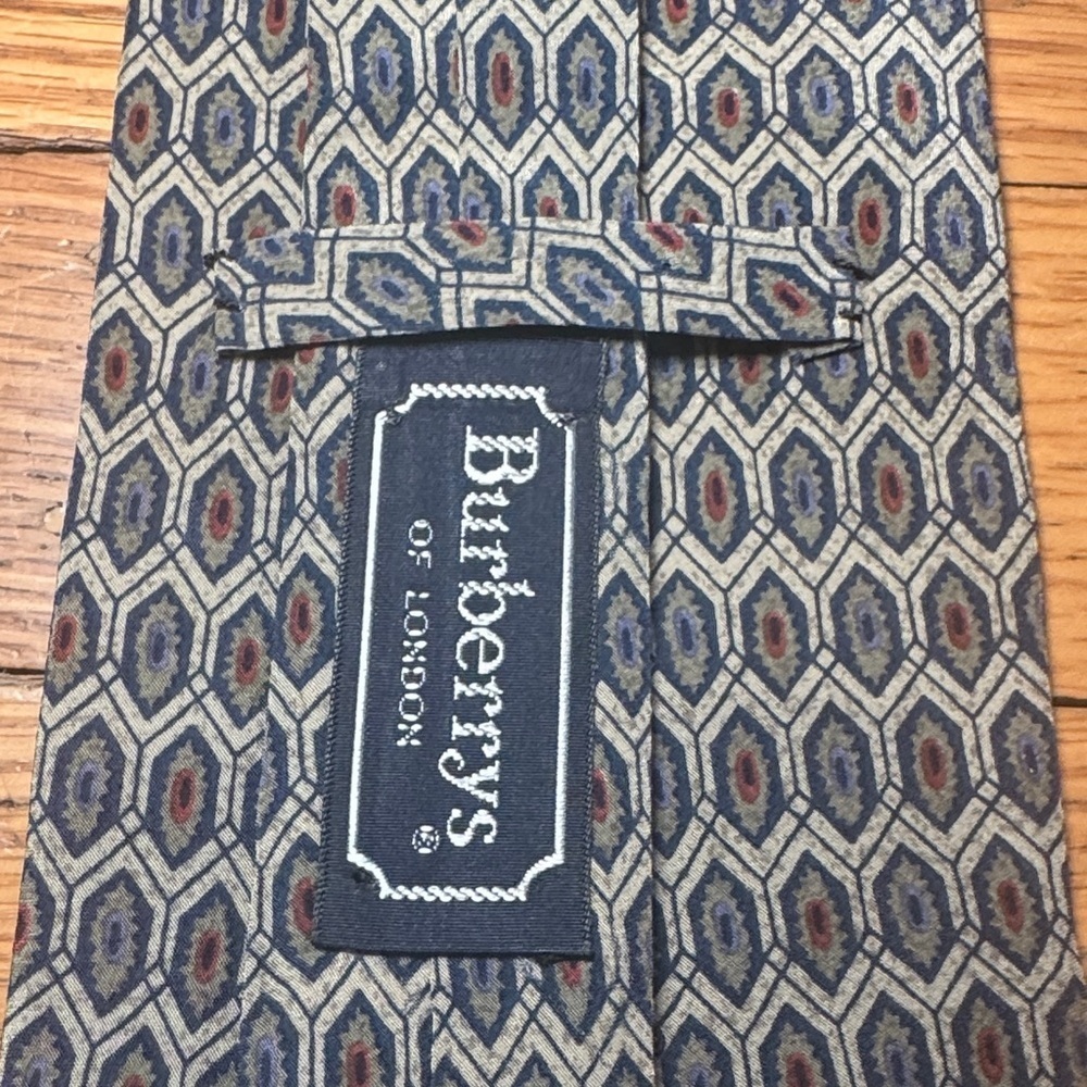 Vintage Burberry Navy and Beige Hexagonal Pattern Silk Tie - Picture 3 of 11